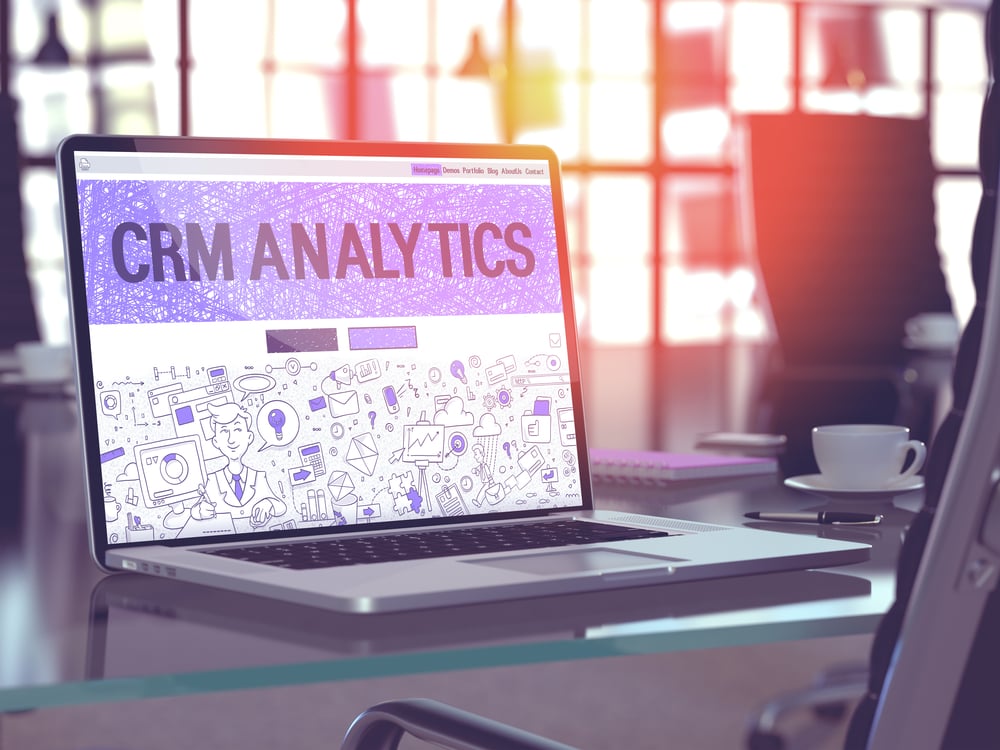 Laptop met op het scherm CRM analytics