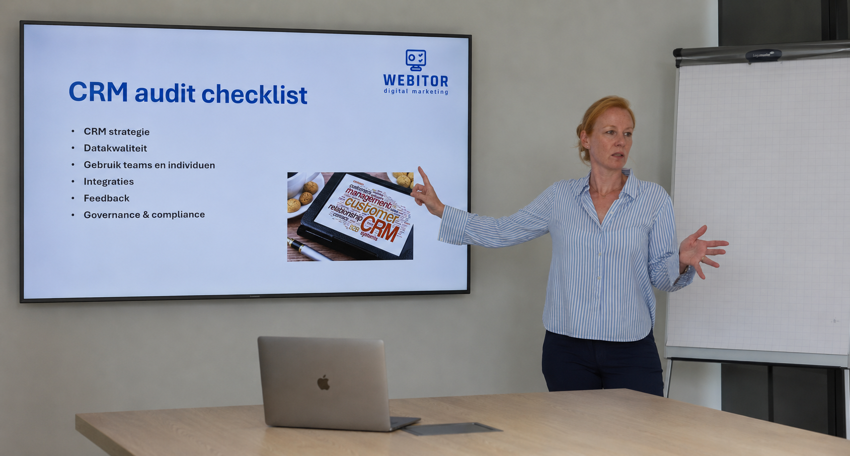 Caroline geeft een presentatie over CRM audit